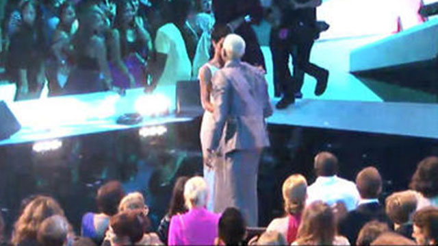 Rihanna and Chris Brown kiss Rihanna and Chris Brown kiss