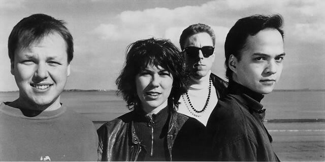  Kim Deal Leaves The Pixies